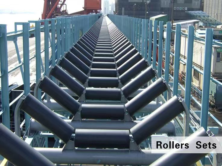 What are the functions of the idler on the belt conveyor？